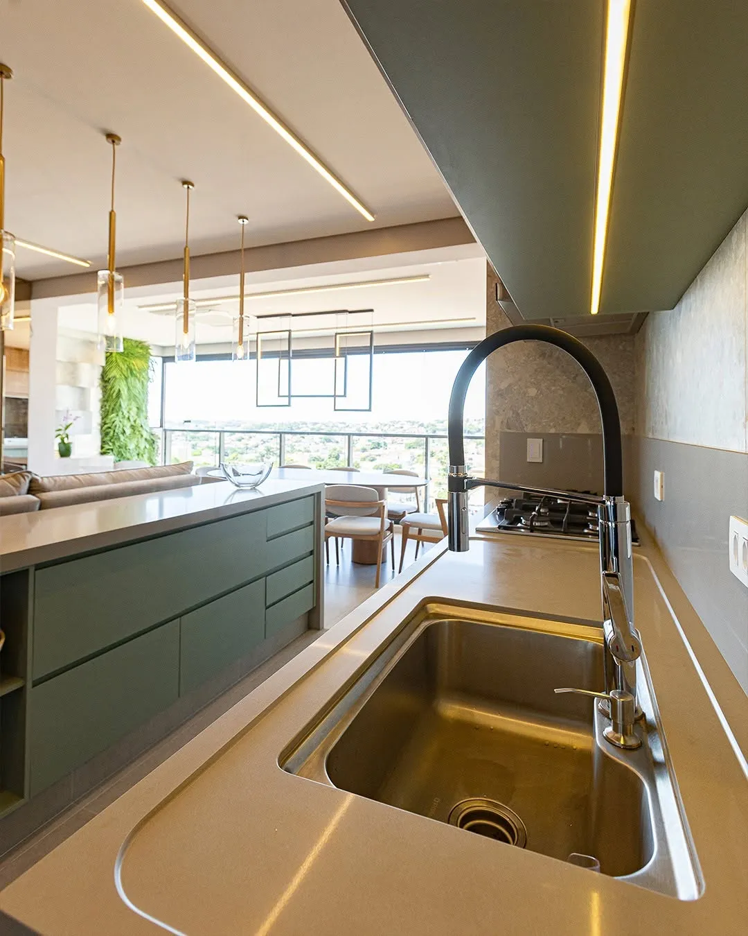 Detalhe de bancada e cuba em cozinha planejada verde