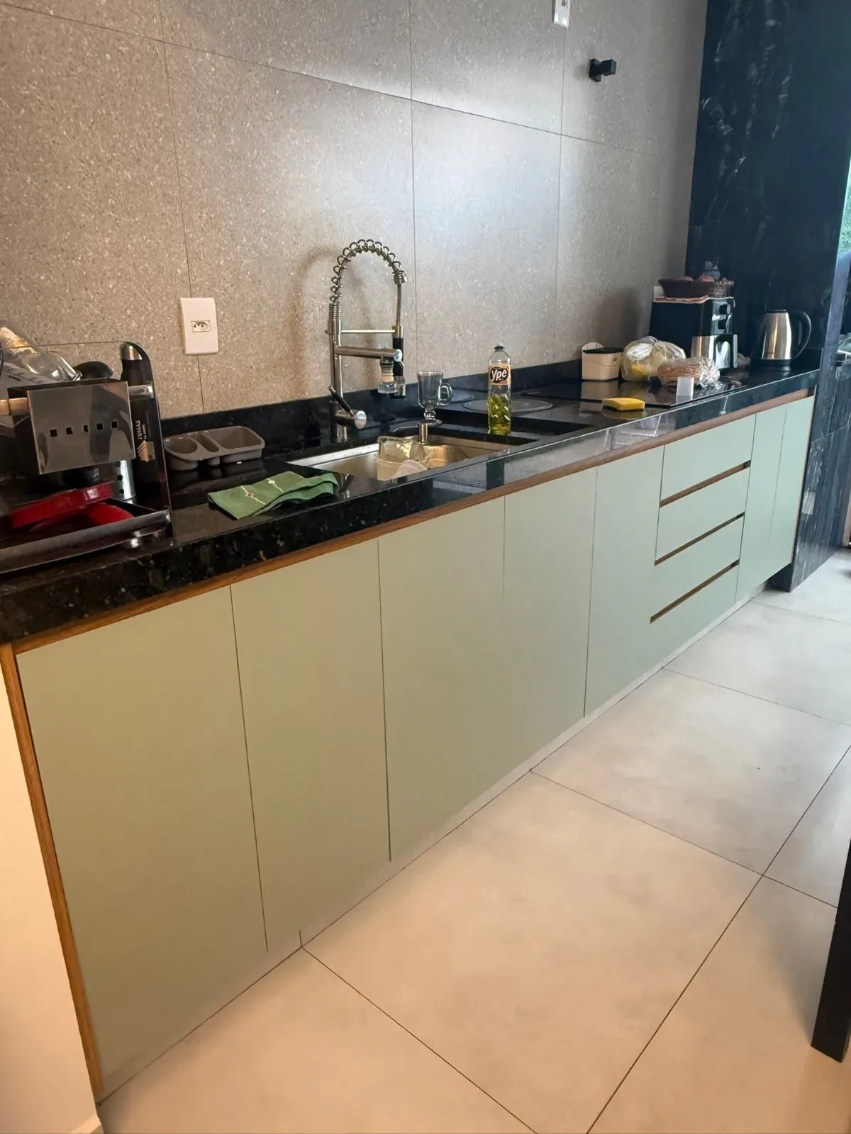 Bancada de cozinha com armários inferiores planejados em verde