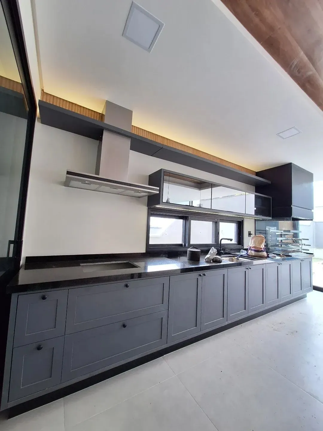Cozinha planejada grafite com portas de estilo clássico