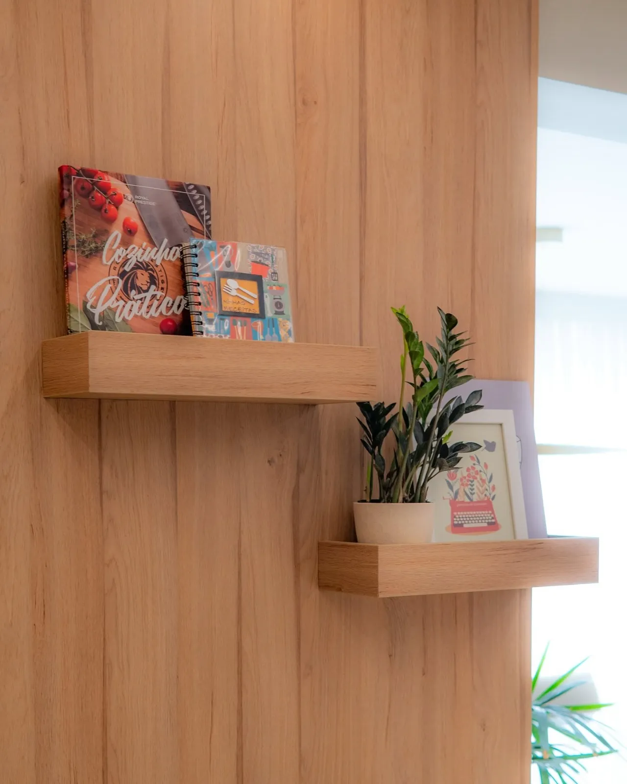 Painel amadeirado sob medida com prateleiras decorativas