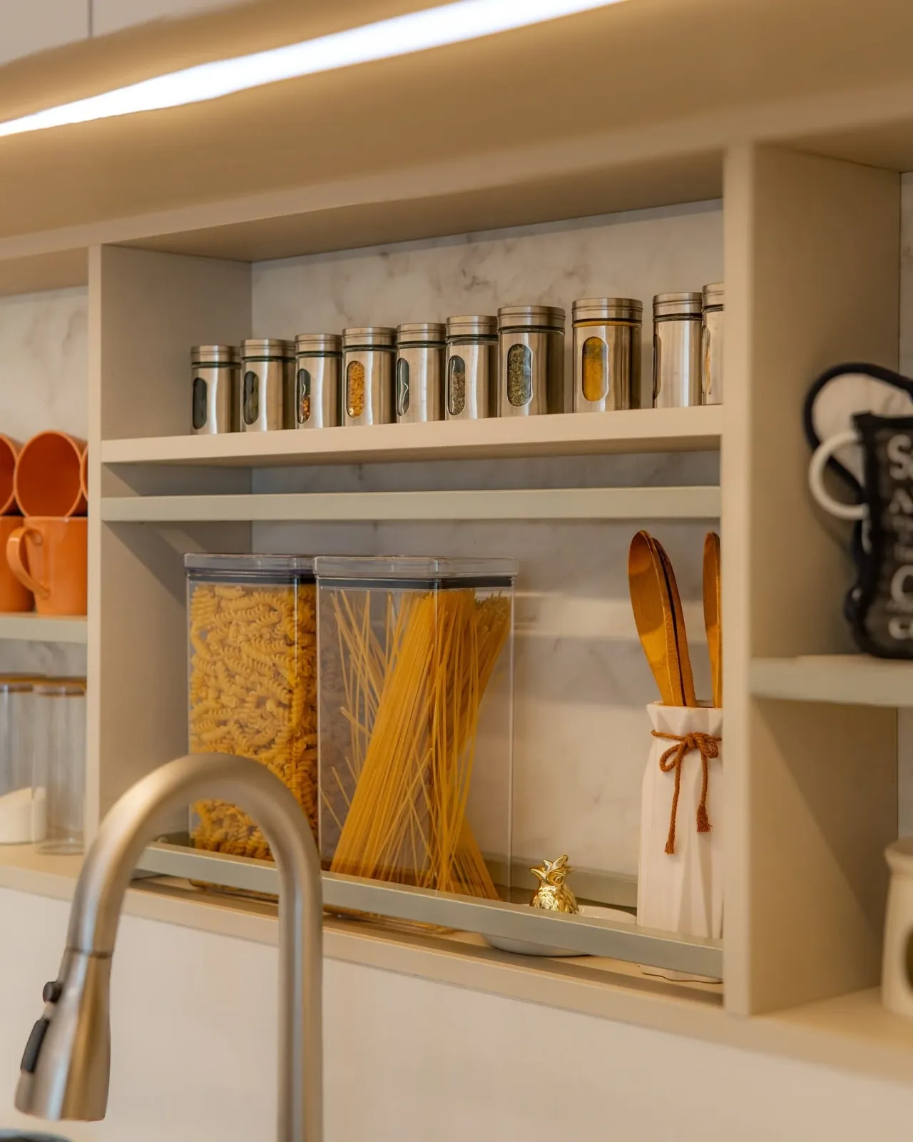 Nichos planejados para organização de utensílios na cozinha