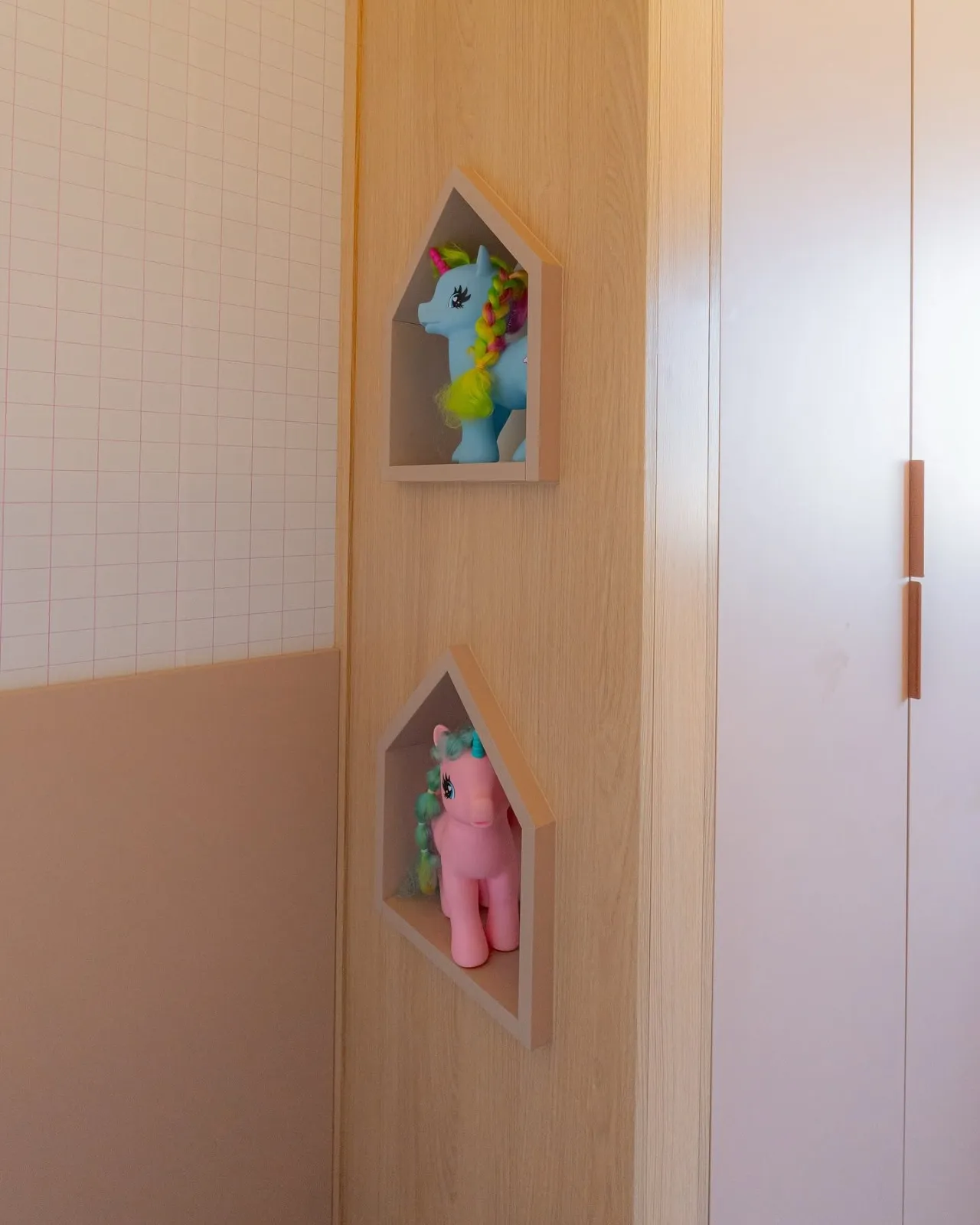 Detalhe de nichos decorativos em quarto infantil planejado
