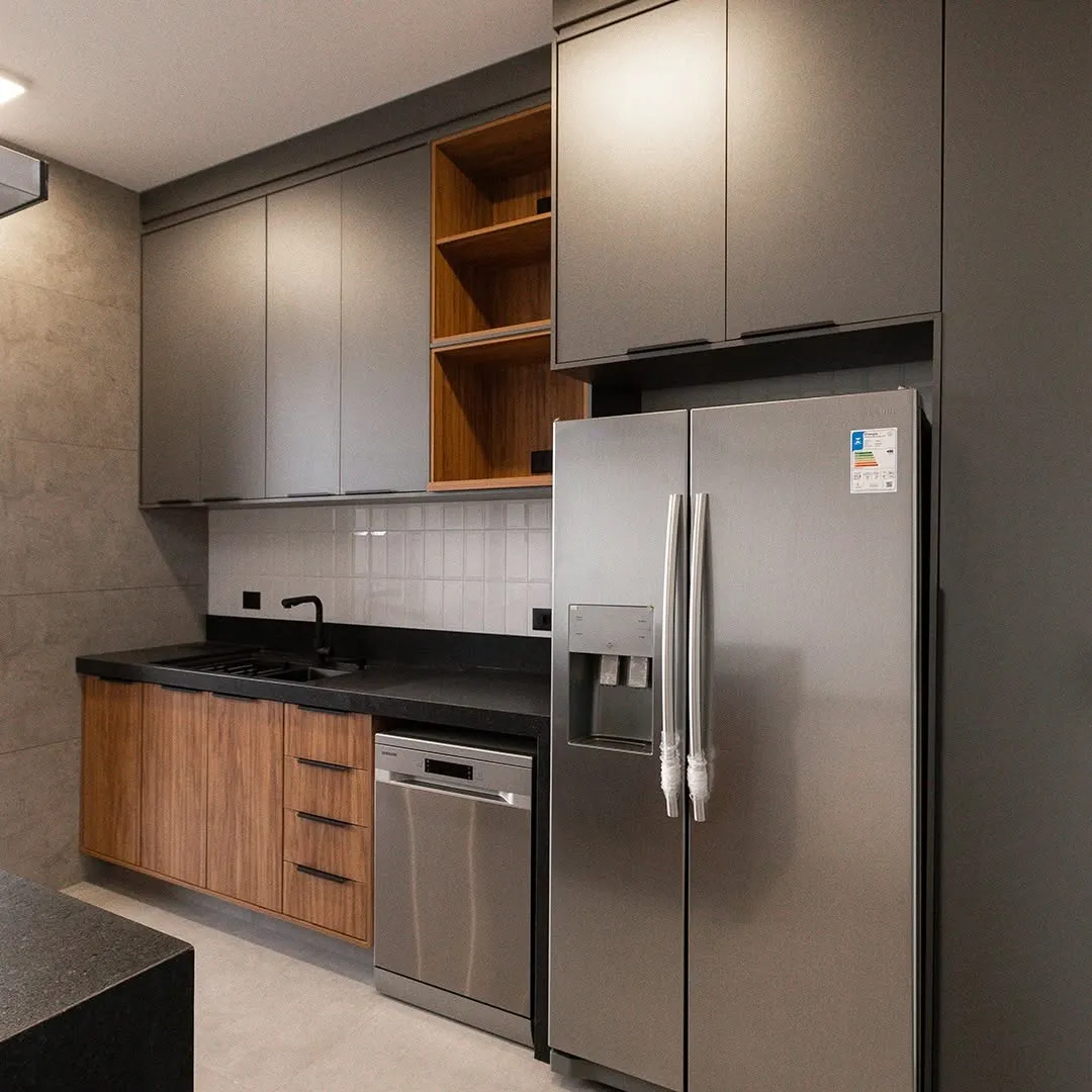 Cozinha planejada grafite com nichos amadeirados